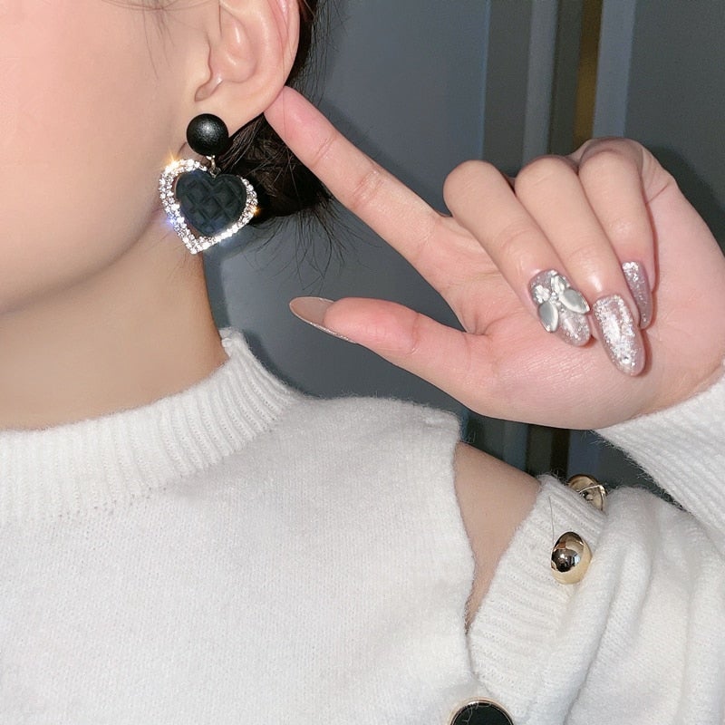 Black Heart Earrings in Gold - LEESTIA