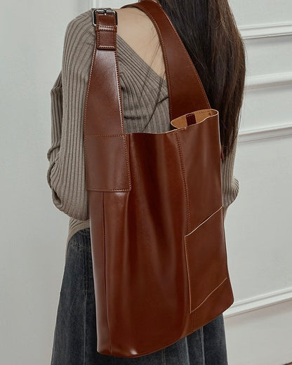 Leather Hobo Bag – Minimalist Silhouette with Signature Pocket Detail