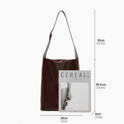 Leather Hobo Bag – Minimalist Silhouette with Signature Pocket Detail