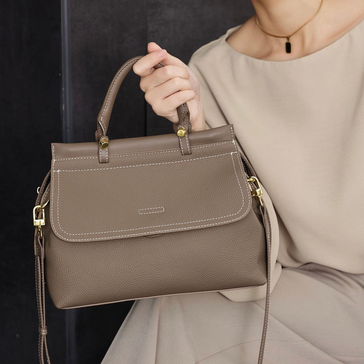 Women's Exquisite Genuine Leather Flip-Top Commuter Handbag