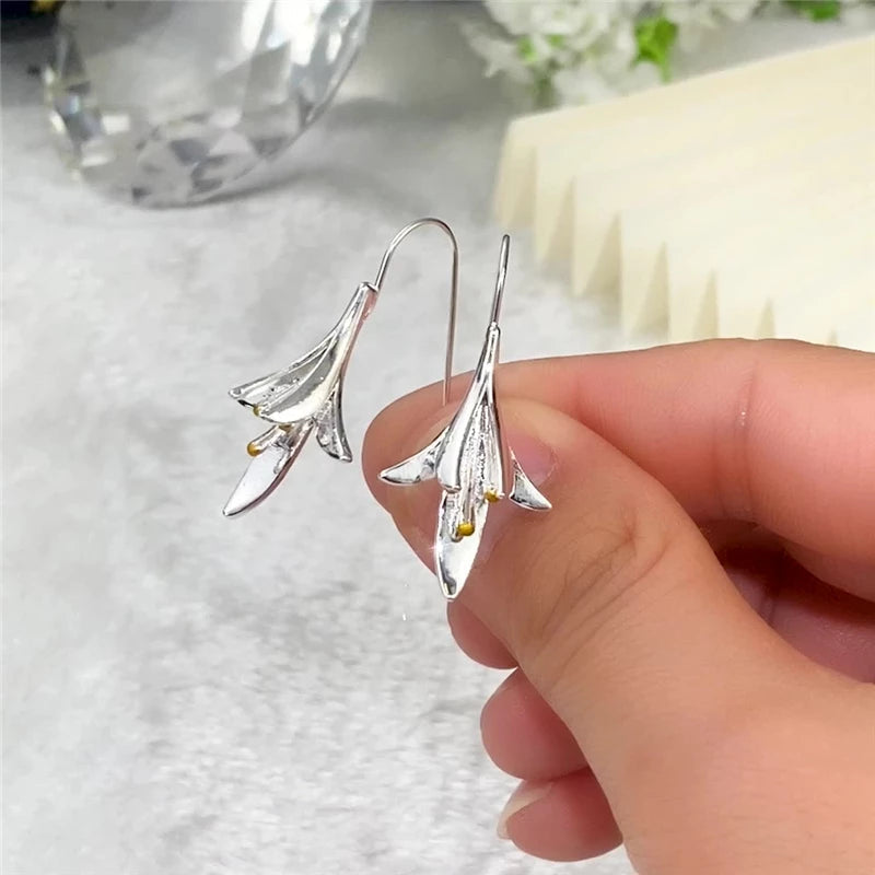 Elegant Silver Flower Earrings - LEESTIA