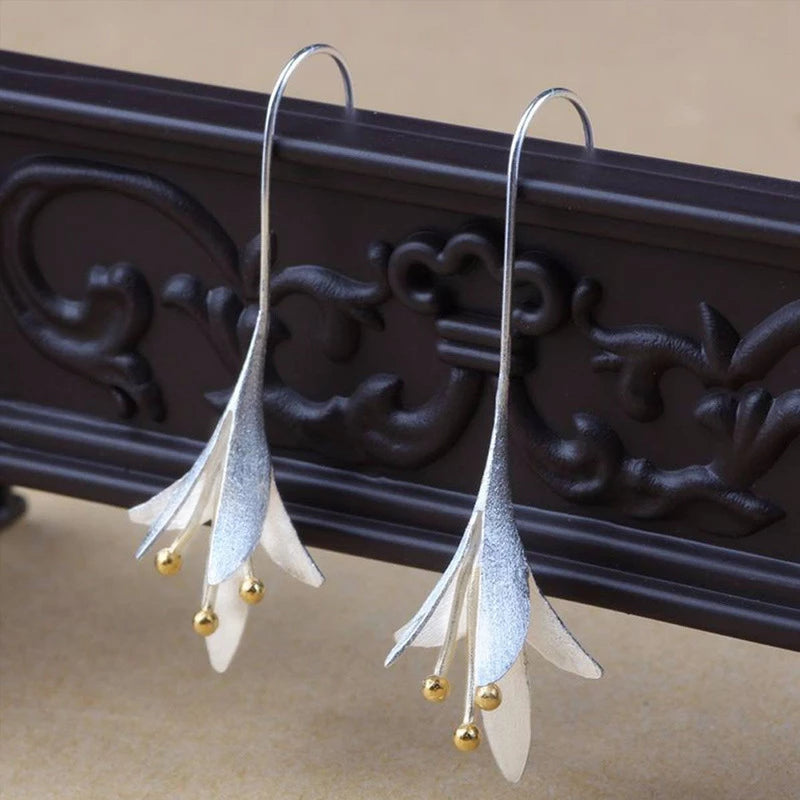 Elegant Silver Flower Earrings - LEESTIA