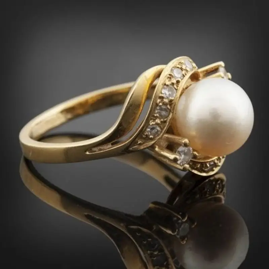 Chic Pearl & Radiant Gold Ring - LEESTIA